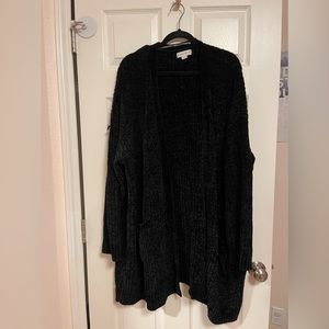 Soft, heavy material. Black Ava & Viv cardigan with pockets